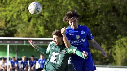 Bild: Hubert Ziegler
Rasantes Kopfballduell zwischen Leon Rukiqi (links) von der DJK Ammerthal und Nico Wagner (rechts) vom Würzburger FV. Rukiqi fällt wohl für den Rest der Saison aus.