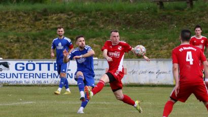 Bild: Dieter Jäschke
War es das bereits für den FC Dießfurt? Nach der 0:3-Heimniederlage gegen den TSV Eslarn haben die Rot-Weißen extrem schlechte Karten im Abstiegskampf der Kreisliga Nord. Auf dem Bild schießt der Eslarn Adam Like (links) auf das Dießfurter Tor.