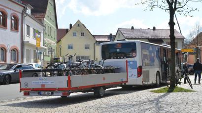 Archivbild: Benkhardt
Der Naabtal-Express fährt bis nach Fichtelberg. Die Haltestelle am Marktplatz Falkenberg (Bild) wird derzeit wegen einer Baustelle nicht angefahren.
