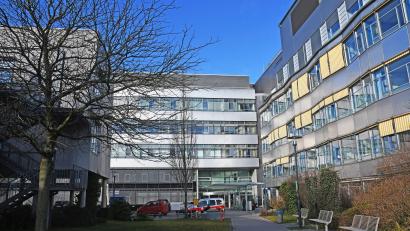 Bild: Gabi Schönberger
Das Klinikum Weiden und die anderen Häuser der Kliniken Nordoberpfalz AG sollen runter von den hohen Defiziten. Der Kreisausschuss billigt den Sanierungsplan, sieht aber keine andere Möglichkeit, als 2024 noch einmal fast acht Millionen Euro nachzuschießen.