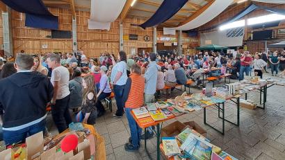 Bild: Maria Wildenauer
Viele Gäste schauen am Sonntag vorbei, im Vordergrund der Büchertisch.