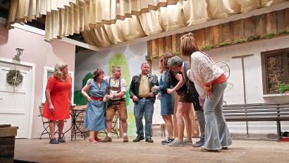 Bild: bsc
„Kreuzfahrt im Schweinestall“ heißt das neue Theaterstück der Laienspielgruppe Friedenfels.
Die Akteure erhielten dabei viel Beifall.