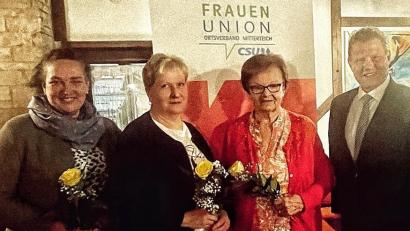 Bild: Frauen-Union Mitterteich/exb
Ehrungen standen bei der Frauen-Union Mitterteich an. Rosalie Ginker (Zweite von rechts) ist seit 30 Jahren dabei, Irmgard Zintl (Zweite von links) seit 10 Jahren. Es gratulierten Kreisvorsitzende Tina Zeitler und CSU-Ortsvorsitzender und Bürgermeister Stefan Grillmeier.