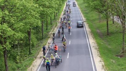 Bild: mfh
Der Radweg (rechts am Bildrand) bleibt leer: Stattdessen tragen die Radler ihre Forderungen im Konvoi auf die Straße.