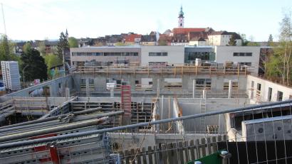 Bild: kro
Der Neubau der Zweifachturnhalle an der Mittelschule schreitet voran, die Kosten dafür belaufen sich – über mehrere Jahre verteilt – auf rund 10,5 Millionen Euro.