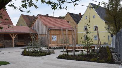 Bild: bö
Der Hopfengarten und die Parkplatzanlage beim Probenheim der Blaskapelle St Ägidius im Umfeld des Schmidmühlener Hammerschlosses sind fertig. Am Tag der Europawahl am Sonntag, 9. Juni, soll eine Einweihungsfeier zusammen mit den Vereinen stattfinden.