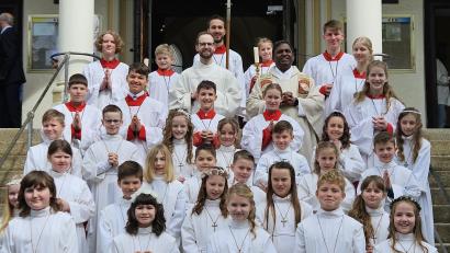 Bild: ric
Die Erstkommunionkinder auf den Stufen vor dem Portal der Pfarrkirche Herz Jesu.