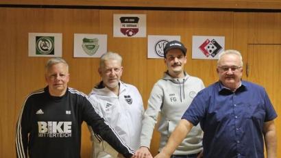 Bild: JFG Stiftland/exb
Die Vorsitzenden der vier Vereine der JFG Stiftland (von links): Roland Eckert (SV Mitterteich), Roland Zeitler (SV Pechbrunn), Florian Graf (VfB Arzberg), und Helmut Cieslik (FC Hohenberg-Schirnding).