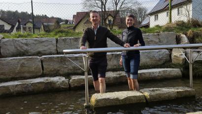 Bild: Margit Dechant/exb
Bürgermeister Albert Geitner und Margit Dechant eröffnen die Kneipp-Saison an der Anlage am Hausner Bach.