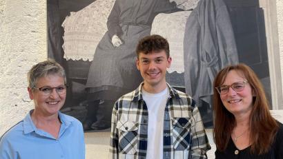 Bild: Francin Haberkorn/exb
Barbara Wenisch (links) und Vorsitzende Aurelia Haberkorn dankten Marius Ulrich für die Hilfe bei der Übersetzung.