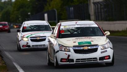 Bild: Pfister
Andreas Schundiak aus Weiden (vorne) gewann in Zolder beide Läufe der Pfister-Racing-Tourenwagen-Challenge .