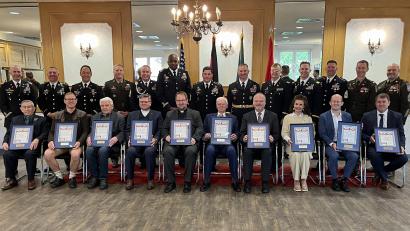 Bild: mor
Zum Bild: 
Die US-Armee in Grafenwöhr zeichnet verdiente Persönlichkeiten mit dem „Good Neighbor Award“ aus (von links): Kenneth Aungst, Andreas Kredler, Josef Eierer, Karl-Hermann Schötz, Daniel Fenk, Klaus Huber, Dirk Antkowiak, Dorina Jechnerer, Markus Naser und Ewald Plössner.