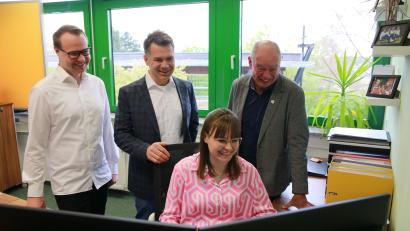 Bild: egl
Die Gemeinde Kümmersbruck hat nun eine neue Homepage. Dazu kamen ins Rathaus Simon Kirchner (VALEO-IT), sowie die Verantwortlichen der Gemeinde Thomas Wiedenbauer und Anja Jäger. Bürgermeister Roland Strehl freut sich sehr über das Ergebnis. Foto (v.l.n.r.).