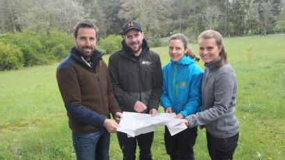 Bild: kek
Sie haben den Wolf im Veldensteiner Forst und weit darüber hinaus immer im Blick: Wildtiermanager Jochen Grab, Revierförster Sebastian Bäumler sowie die Wildtiermanagerinnen Lydia Grimm und Ronja Schlosser (von links).