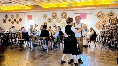 Bild: Familie Herrmann/exb
Karl Herrmann schwingt zu den Klängen der "Schlossberger" das Tanzbein.