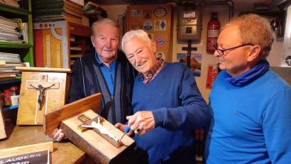 Bild: bl
In der Werkstatt im Keller zieht Albert Wildenauer (Mitte) noch eine Schraube am Gipfelkreuz für den Blauberg fest. Freund Erwin Hartinger (links) hat für so manche Konstruktion ein Dach aus Metall beigesteuert. Die Geschichte hinter diesem Hobby beeindruckt auch Robert Reil (rechts) vom OWV-Hauptverein.