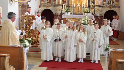 Bild: aun
Elf Kinder feiern mit Pfarrer Klaus Birnthaler in der Pfarrkirche St. Vitus in Utzenhofen Erstkommunion.