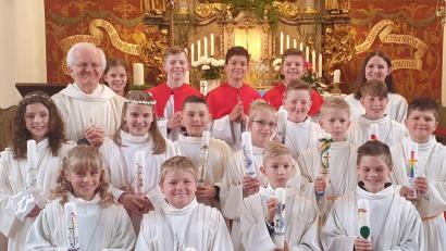 Bild: mas
Stadtpfarrer Josef Häring und die Ministranten freuen sich mit den Kommunionkindern aus Störnstein.