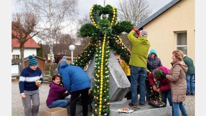 Bild: Fichtelgebirgsverein Mehlmeisel/exb
Eifrig waren die Helfer des Fichtelgebirgsvereins dabei, den Osterbrunnen zu schmücken..