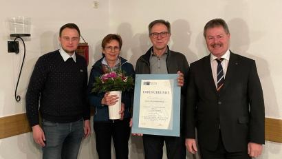 Bild: Raiffeisen Waren GmbH
Vorstandssprecher Bernhard Werner (rechts) und der Geschäftsführer der Waren GmbH, Markus Schrott (links), würdigen die Verdienste von Josef Haunersdorfer. Mit im Bild seine Frau Gerlinde.