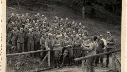 Bild: United States Holocaust Memorial Museum 
Das Foto eines Ausflugs von SS-Leuten aus Auschwitz zeigt Richard Baer in der ersten Reihe (Dritter von links, mit verschränkten Armen), links von ihm Rudolf Höß, sein Vorgänger als Lagerkommandant. Der Zweite von rechts neben Baer ist KZ-Arzt Josef Mengele.