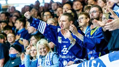 Bild: Elke Englmaier
Am Mittwoch, 1. Mai, steigt die Meisterfeier der Blue Devils Weiden auf der Freieisfläche der Hans-Schröpf-Arena.