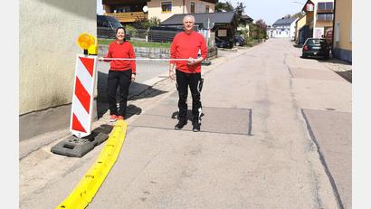 Bild: Portner
Kritik an der simulierten Engstelle in der Bahnhofsstraße Winklarn: Peter Reitinger zeigt an, wie weit laut Planung die Gehfläche am Hauseck (hier: 1,85 Meter) in die auf vier Meter verengte Staatsstraße hineinreichen würde.