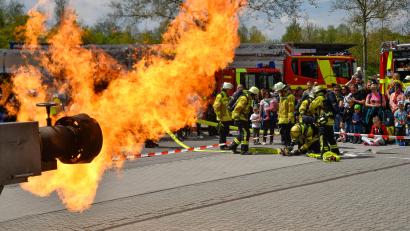 Archivbild: Petra Hartl
Die Feuerwehr zeigt, was sie kann, zum Beispiel beim simulierten Lösch-Einsatz mit dem "Fire Trainer" – das ist Tradition beim Wachfest FFW Amberg, diesmal am Sonntag, 5. Mai.