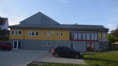 Bild: fz
Im Gemeindezentrum an der Mehrzweckhalle mit dem "Glashaus" (Finsterfront rechts) können nun auch Trauungen stattfinden.