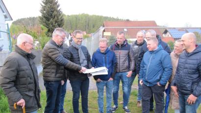 Bild: fg
Bürgermeister Hermann Falk (Zweiter von links) erläutert den Ausschussmitgliedern die Erweiterung des Spielplatzes an der Lessingstraße. Wegen der nassen Witterung ist der neue Teil derzeit noch nicht für die Nutzung freigegeben.