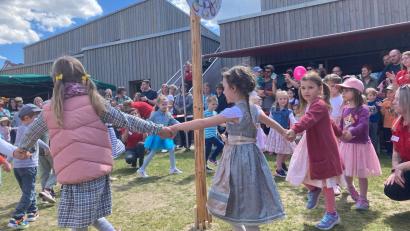 Bild: Kinderhaus Weltentdecker/exb
Nachdem der Maibaum aufgestellt war, tanzten die Kinder ausgelassen um den Frühlingsboten herum.
