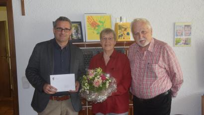 Bild: fz
Dritter Bürgermeister Christian Schramek (links) übermittelt Waltraud Barth die Glückwünsche der Gemeinde zum 80. Geburtstag.
