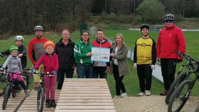Bild: Volker Keck/exb
Hinten, von links: Tom Kölbl, Tom Nitzbon, Tom Melzer, Helmut Graf, Claudia Lobenhofer, Bagger-Toni und Marko Fiederer.