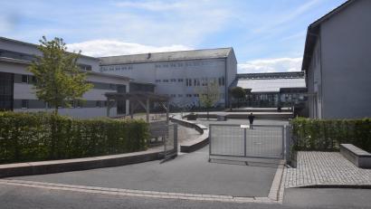 Bild: fz
Die Josef-Faltenbacher-Schule in Pirk. Ab dem neuen Schuljahr soll hier eine Stelle für einen Sozialarbeiter eingerichtet werden.