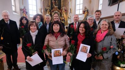 Bild: Fred Lehner/exb
Die Chorgemeinschaft Arche Musica ehrt ihre langjährigen Mitglieder mit Urkunden und Präsenten.