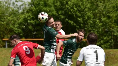 Bild: ham
Der Dieterskirchener Torwart Thomas Ebner (rechts) verlor mit seinem Team beim TV Nabburg mit 0:3.