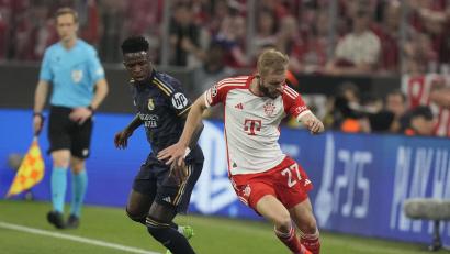 Bild: Matthias Schrader/dpa
Konrad Laimer (rechts), hier gegen den Doppel-Torschützen Vinicius Junior, bot gegen Real Madrid eine starke Vorstellung.