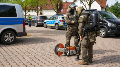Bild: scm
Gefängnistüren sind etwas dicker. Deshalb rücken Spezialeinsatzkräfte mit einer großen Kreissäge an.