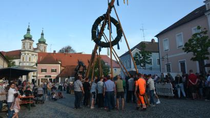 Bild: jr
Etwa 25 Bürger, darunter vier Kassecker-Azubis, hieven den Maibaum in die Höhe.
