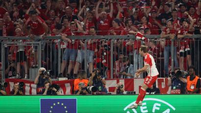 Bild: Matthias Balk/dpa
Die Bayernfans feiern mit Harry Kane dessen Tor zum 2:1.