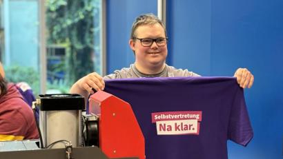 Bild: Mariella Kramer/exb
Michael Frunke von den Jura-Werkstätten unterstützt seine Kollegen aus der Selbstvertretung bei den Vorbereitungen für den Protesttag.