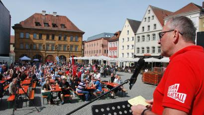 Bild: Gerd Spies
Fast 500 Zuhörer verfolgten die Rede des IG-Metall-Bevollmächtigten Udo Fechtner bei der Maikundgebung auf dem Amberger Marktplatz.
