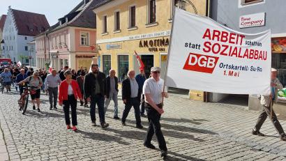 Bild: mfh
Vom Sparkassenplatz zum Rathaus marschierten die Teilnehmer der Sulzbach-Rosenberger Maikundgebung.