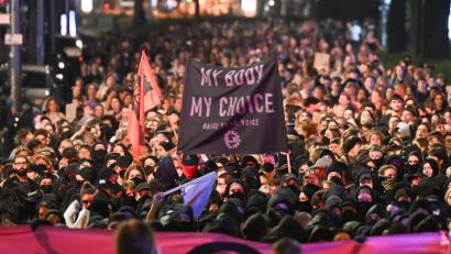 Bild: Sebastian Christoph Gollnow/dpa
Bei der queer-feministischen Demonstration „Take back the night“ zogen nach Polizeiangaben etwa 2800 Menschen durch Berlin-Friedrichshain.
