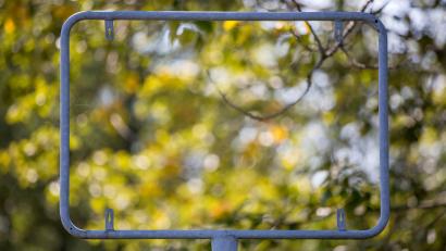 Symbolbild: Michael Reichel/dpa
In Kotzheim steht nicht einmal mehr die Halterung des Ortsschilds.