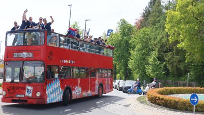 Bild: Kunz
Die Blue Devils Weiden fuhren auf dem Doppeldeckerbus durch die Stadt, gefolgt von zahlreichen Fans.
