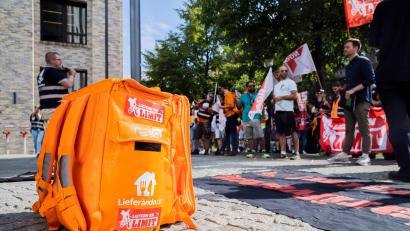 Symbolbild: Christoph Soeder/dpa
Die Gewerkschaft Nahrung-Genuss-Gaststätten (NGG) hat Lieferando-Beschäftigte aus ganz Deutschland zum Streik aufgerufen.