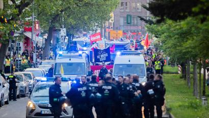 Bild: Christoph Soeder/dpa
Linke Gruppen ziehen in der gestrigen Walpurgisnacht unter dem Motto „Für Frieden und soziale Gerechtigkeit“ zum Bahnhof Gesundbrunnen.