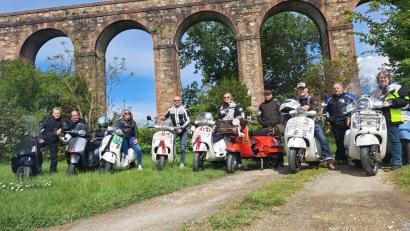Bild: Gruppo Vespa Rio Nero/exb
Die Schwarzenbacher vom "Rio Nero Vespa-Club" waren mit ihren Rollern zu den Vespa World Days 2024 nach Italien gereist.