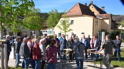 Bild: gf
Rund 50 Poppenrichter Bürger informieren sich über die künftige Nutzung des alten Mesnerhauses (im Hintergrund) und bringen eigene Anregungen und Wünsche ein. Bürgermeister Hermann Böhm und Klaus Zeitler (beide mit dem Rücken zur Kamera) moderierten den Bürgerdialog.